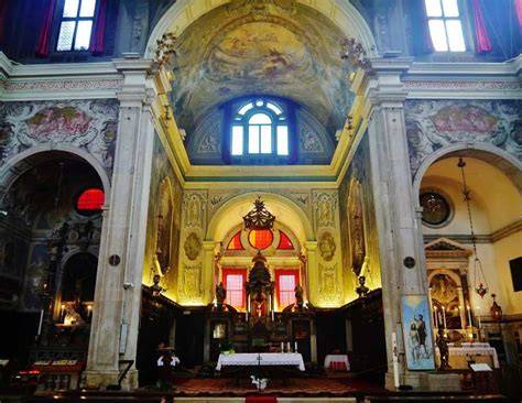 Interno della Chiesa di San Martino ad Arborio con dettagli degli stucchi barocchi