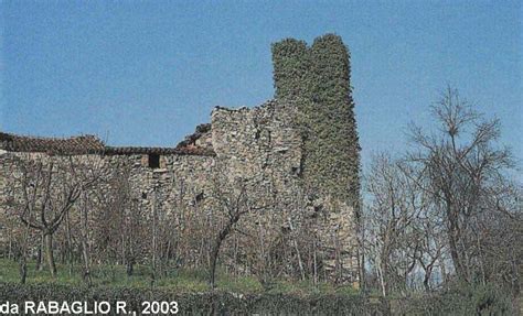 Resti del Castello degli Arborio con mura a spina di pesce