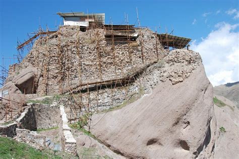 Ricostruzione o foto delle rovine della fortezza di Alamut