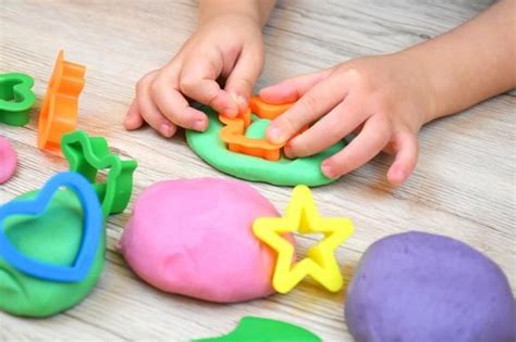 Bambini che giocano con il pongo, modellando diverse forme