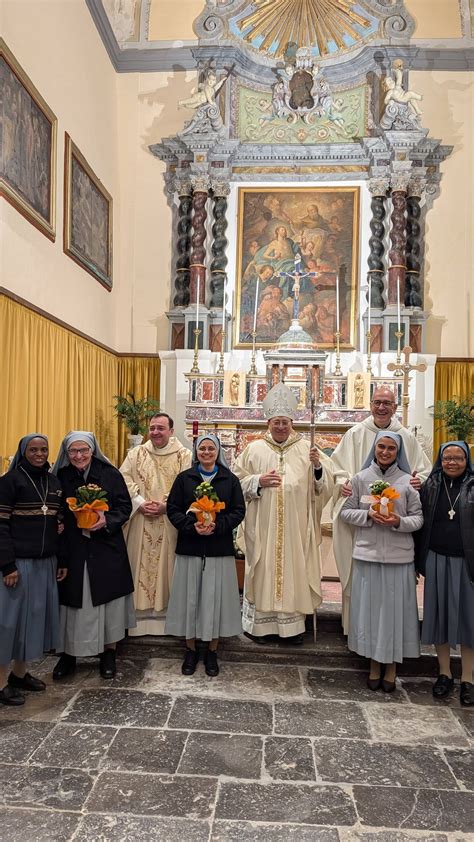 Foto di tre suore che rinnovano i voti durante una cerimonia religiosa