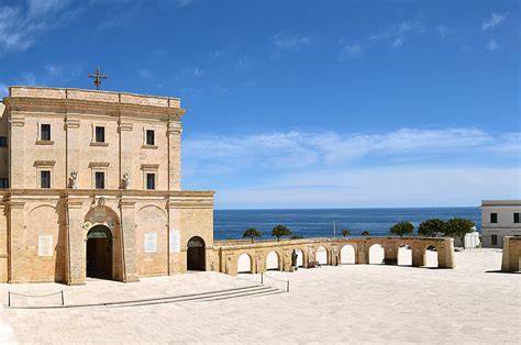 Foto esterna del Santuario di Santa Maria di Leuca che mostra la sua architettura fortificata