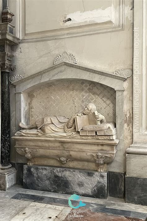 Dettaglio dell'acquasantiera nella Chiesa di San Pietro