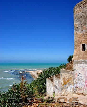 Torre di Gaffe con pianta circolare e panorama della costa