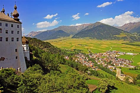 Foto panoramica dell'Abbazia di Monte Maria che domina la Val Venosta