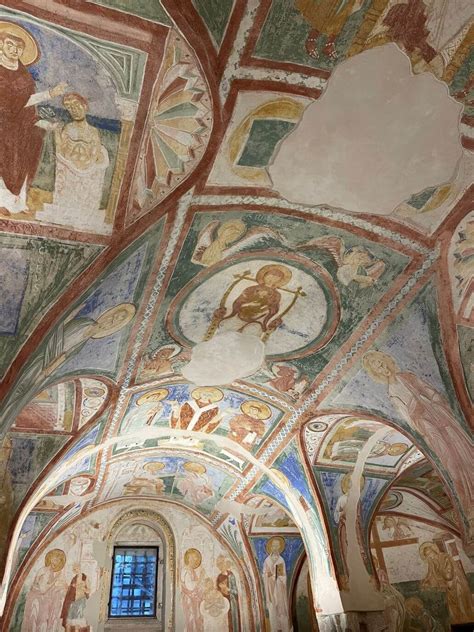 Affreschi romanico-bizantini nella cripta dell'Abbazia di Monte Maria
