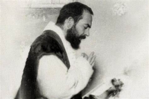 Foto storica o ricostruzione: Padre Pio celebra la Messa