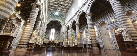 veduta interna del Duomo di Vercelli durante una funzione