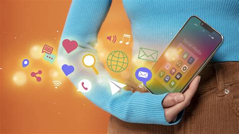 Immagine che rappresenta un tablet o smartphone con icone di social media e una mano che pianta un albero sullo schermo