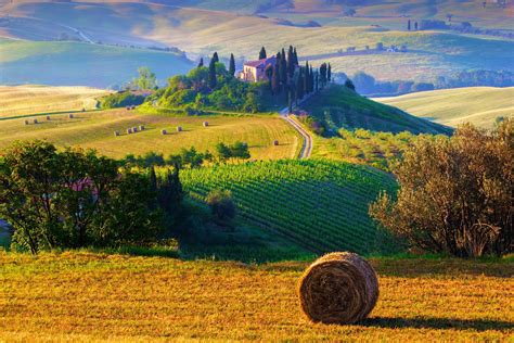 Foto di un tipico paesaggio del Mugello con una struttura ricettiva integrata nel contesto naturale
