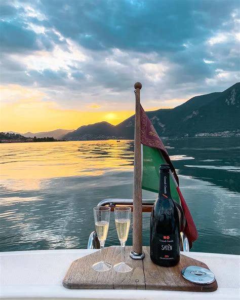 Barca sul Lago di Tiberiade al tramonto