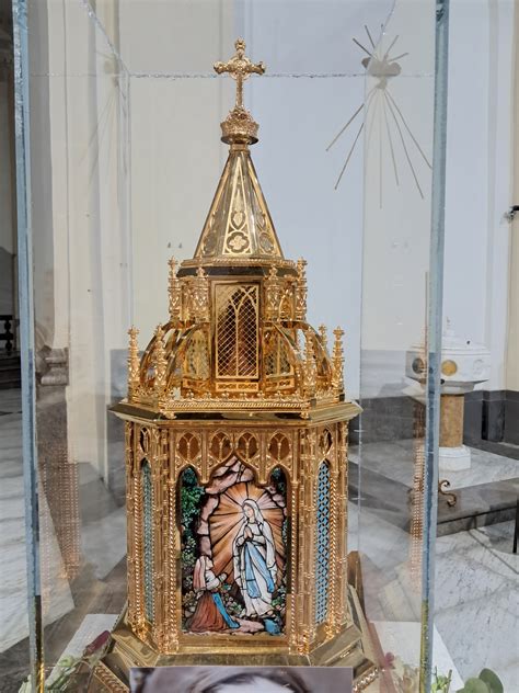 Urna con le reliquie di Santa Elisabetta della Trinità durante una celebrazione