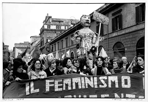Simbolo di una donna che scrive, con elementi che richiamano il femminismo e la cultura indigena