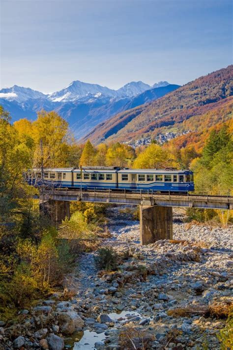 Treno della Ferrovia Vigezzina che attraversa il paesaggio montano