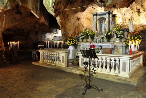 Interno della Grotta di San Michele Arcangelo con altare e statue