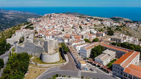 Panoramica del borgo di Monte Sant'Angelo con le sue chiese e il castello