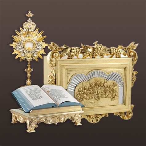 Foto di un assortimento di articoli religiosi e arredi sacri in offerta
