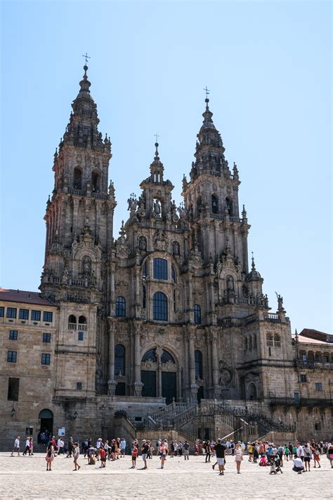 Veduta frontale della Cattedrale di Santiago de Compostela e della Praza do Obradoiro