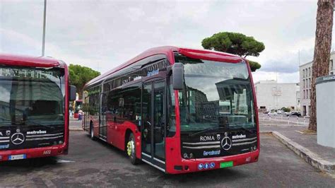 Foto di un moderno autobus ATAC a Roma