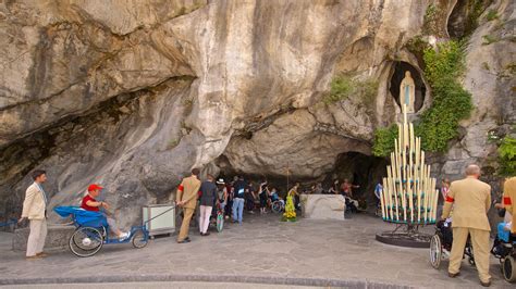 Foto della Grotta di Massabielle a Lourdes durante la fiaccolata