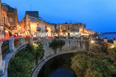 Foto panoramica di Ortigia, Siracusa, illuminata di notte con decorazioni festive