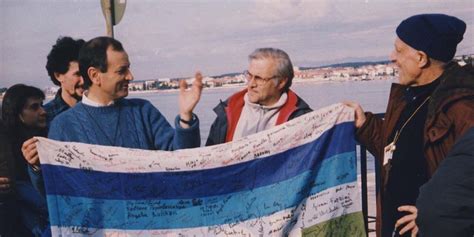 Don Tonino Bello durante la marcia per la pace a Sarajevo
