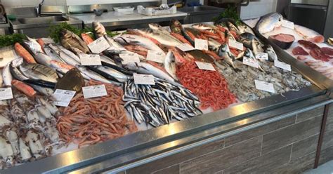 Interno di una pescheria tradizionale con pesce fresco esposto su ghiaccio