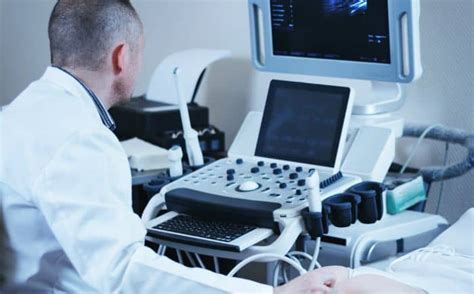 Foto di apparecchiature elettromedicali in ambiente ospedaliero con un tecnico che le ispeziona