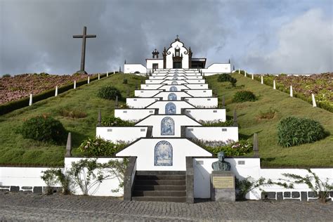 Veduta aerea dell'Ermida de Nossa Senhora da Paz e della sua scalinata sulle Azzorre
