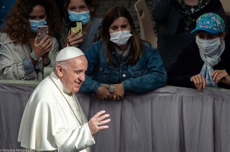 Infografica: i sette tipi di lacrime secondo Papa Francesco
