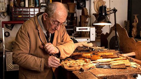 Artigiano di Betlemme intaglia il legno d'olivo, mostrando il processo di lavorazione