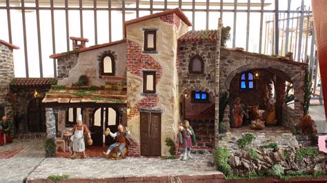 Bottega artigiana italiana con vari presepi in legno in esposizione
