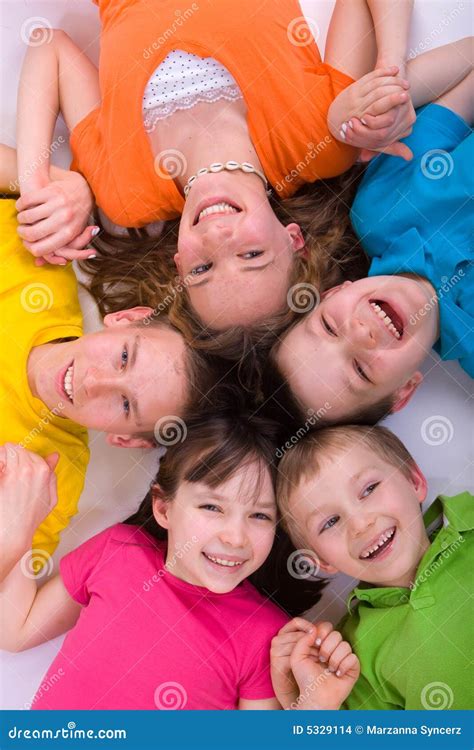 Foto di bambini sorridenti in un ambiente ospedaliero o di gioco