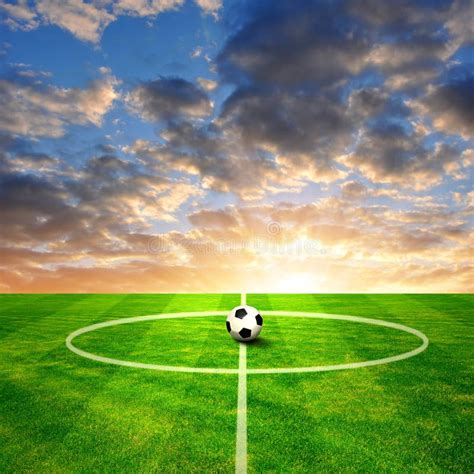 Immagine stilizzata di un campo da calcio con un cuore al centro