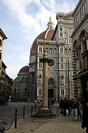 Colonna di San Zenobio in Piazza San Giovanni a Firenze