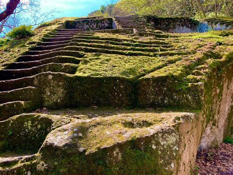 Dettaglio dei gradoni e delle lavorazioni rupestri della Piramide di Bomarzo
