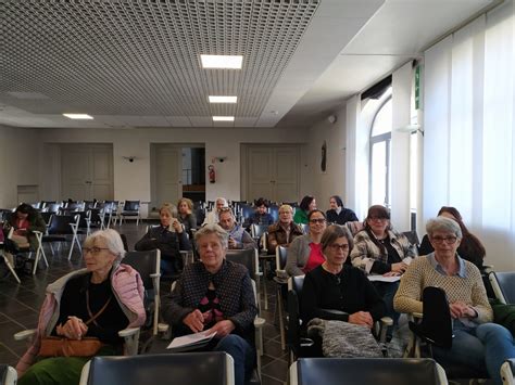 Foto di un gruppo di catechisti sorridenti durante un incontro comunitario e di formazione