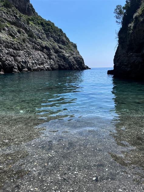 Foto panoramica dei vigneti dell'Abbazia di Crapolla con il mare e il Monte Faito sullo sfondo