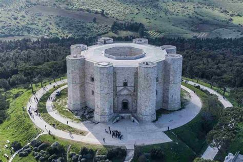 Vista panoramica del santuario di Castel Belici immerso nel paesaggio.