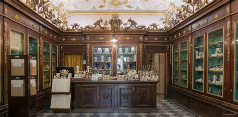 Foto storica dell'Officina Profumo Farmaceutica di Santa Maria Novella a Firenze