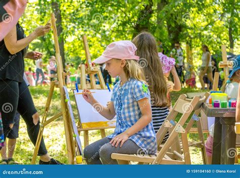 Bambini che partecipano a un'attività educativa all'aperto