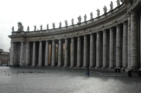 Pellegrini che pregano sotto il colonnato di Piazza San Pietro