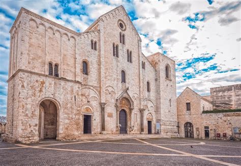 Veduta esterna della Basilica di San Nicola a Bari, in una giornata di sole