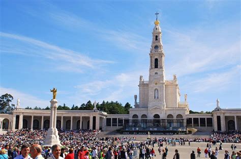 Il Santuario di Fatima con pellegrini durante una processione