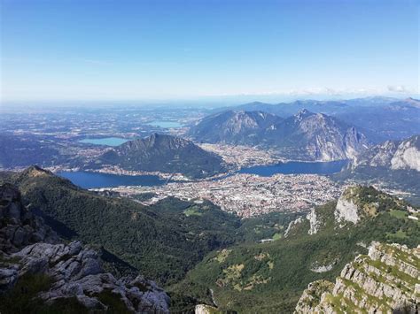 Veduta panoramica della Brianza con il lago e le montagne, come il Resegone e la Valcava, dal Monte di San Genesio