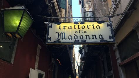 Foto storica della Trattoria Alla Madonna con la vecchia insegna e atmosfera veneziana