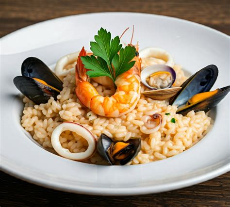 Piatto di risotto ai frutti di mare in una trattoria tradizionale veneziana