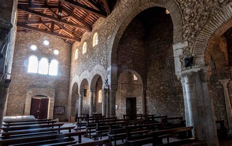 Foto dell'esterno dell'Abbazia di San Cassiano, magari con il portale a sesto acuto