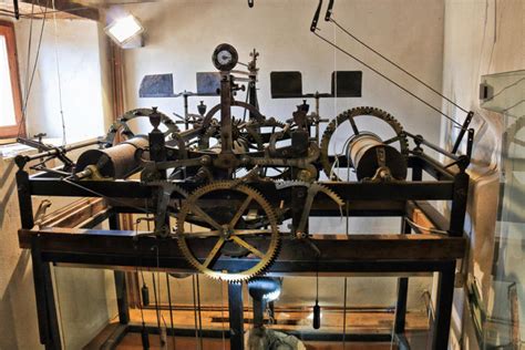 Collezione di campane storiche e meccanismo di orologio da torre