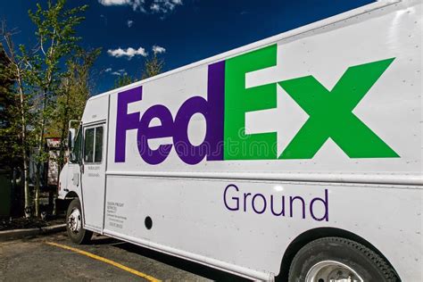 Foto tematica di un furgone FedEx in un contesto urbano, che simboleggia efficienza logistica